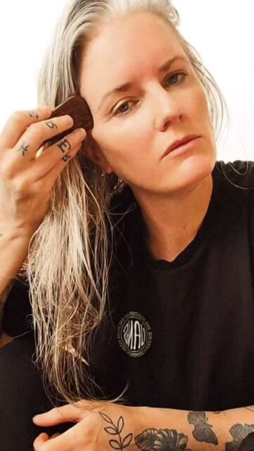 NÄR EN GAMMAL RYTM SLÄPPER, VAKNAR EN NY. Det finns en tid i en kvinnas liv då kroppen börjar viska annorlunda.Sömnen förändras.Känsligheten ökar.Behovet av sanning blir starkare.Det här är inte ett problem.Eller en diagnos. Det är en initiering 💫 Vi har skapat en kurs för kvinnor i livets mittsom vill förstå sin kropp och hedra den inre förändring som pågår.🌿 Ayurveda – livets faser, nervsystemet och själens rytm🌙 Kinesisk medicin – energi, Yin, vitalitet och balans🧠 Modern medicin – hormoner, fysiologi och förståelseTre perspektiv.Ett gemensamt språk.En djupare förståelse för kvinnans resa.Detta är en plats för kunskap, närvaro och förankring.För dig som vill känna dig trygg i din kropp igen.För dig som anar att visdom håller på att ta form.För dig som vill möta denna fas med medvetenhet – inte motstånd.✨ Begränsat antal platser📩 DM för informationNär kroppen skiftar, finns en inbjudan att lyssna djupare.#livetsfaser #kvinnligvisdom #holistiskhälsa #ayurvedisklivsstil #hormonellbalans